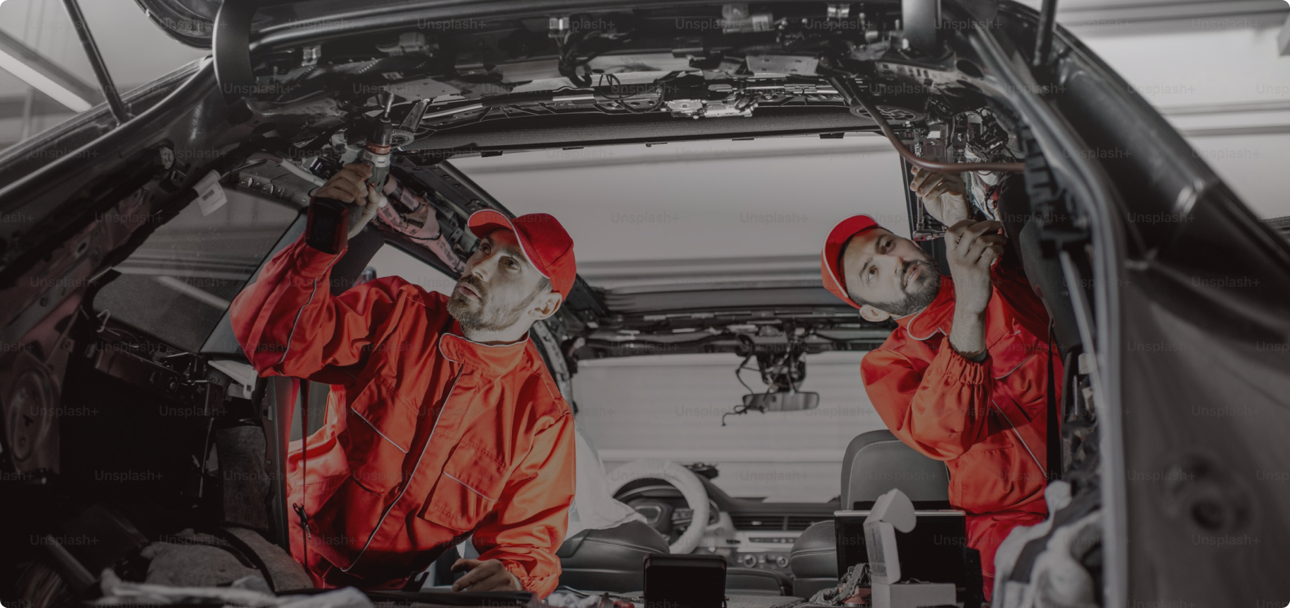 Автослесари чинят автомобиль